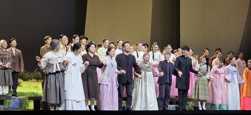 국립오페라단 '화전가' 커튼콜(서울=연합뉴스) 이용숙 객원기자 = 25일 예술의전당 오페라극장에서 국립오페라단 '화전가' 공연을 한 뒤 작곡가 최우정, 작가 배삼식, 지휘자 송안훈을 비롯해 출연진이 관객들에게 인사하고 있다. 2025.10.25 rosina0314@naver.com