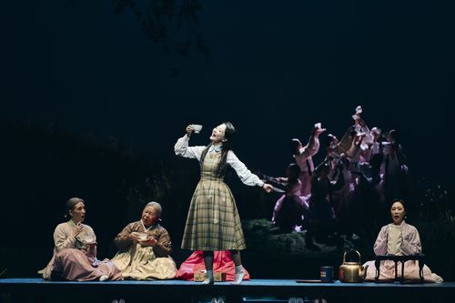 국립오페라단 '화전가'25일 예술의전당 오페라극장에서 초연한 국립오페라단 '화전가' 2막에서 막내딸 봉아가 커피를 예찬하고 있다. 2025.10.25. [국립오페라단 제공. 재판매 및 DB금지]