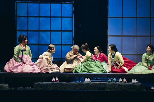 국립오페라단 '화전가'25일 예술의전당 오페라극장에서 초연한 국립오페라단 '화전가' 3막에서 막내딸 봉아가 어머니 김씨에게 환갑 선물로 브로치를 선물하고 있다. 2025.10.25. [국립오페라단 제공. 재판매 및 DB금지]