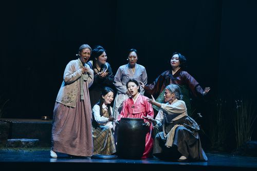 국립오페라단 '화전가'25일 예술의전당 오페라극장에서 초연한 국립오페라단 '화전가' 2막에서 선물 받은 소주 항아리를 둘러싼 가족의 모습. 2025.10.25. [국립오페라단 제공. 재판매 및 DB금지]