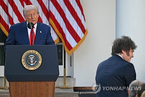 도널드 트럼프 미국 대통령(왼쪽)과 밀레이 아르헨티나 대통령[AFP 연합뉴스 자료사진. 재판매 미 DB 금지]