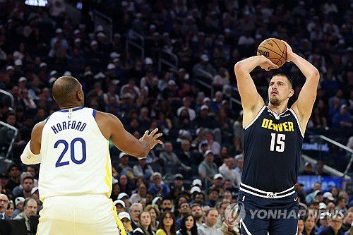 니콜라 요키치(오른쪽)의 슛[게티이미지/AFP=연합뉴스]