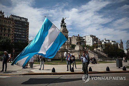 아르헨티나 국기 흔드는 은퇴자 연금규정 개정 반대 시위자[로이터 연합뉴스 자료사진. 재판매 및 DB 금지]