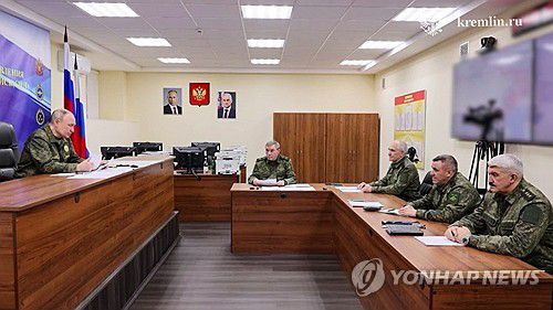 러시아군 사령관들과 회의하는 블라디미르 푸틴 러시아 대통령[타스/크렘린궁 연합뉴스. 재판매 및 DB 금지]