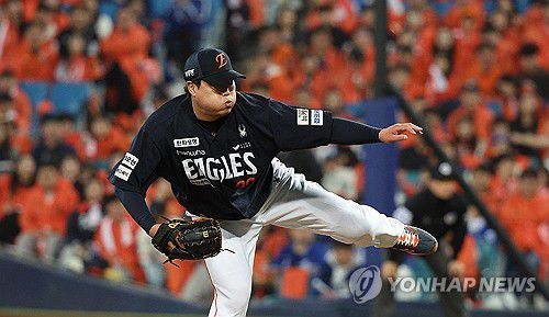 류현진, 역투(대구=연합뉴스) 윤관식 기자 = 21일 대구 삼성라이온즈파크에서 열린 2025 프로야구 KBO리그 포스트시즌 플레이오프 3차전 한화 이글스와 삼성 라이온즈의 경기. 3회말 한화 선발투수 류현진이 역투하고 있다. 2025.10.21 psik@yna.co.kr