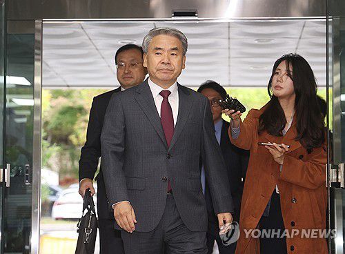 이종섭, 영장실질심사 출석(서울=연합뉴스) 신준희 기자 = 채상병 순직 및 수사 외압·은폐 의혹의 핵심 피의자인 이종섭 전 국방부 장관이 23일 구속 전 피의자심문을 위해 서초동 서울중앙지법으로 들어가고 있다. 2025.10.23 hama@yna.co.kr