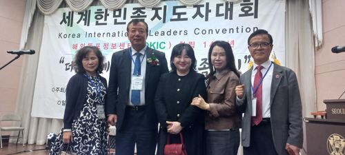 세계한민족지도자들과 함께한 전흥배 대회장 (서울=연합뉴스) 박현수 기자 = 전흥배(왼쪽서 2번째) 대회장이 지난 23일 서울 YMCA 대강당에서 열린 '2025 세계한민족지도자대회'에서 세계 각국에서 온 한민족지도자들과 함께 포즈를 취하고 있다. 2025. 10. 23. phyeonsoo@yna.co.kr