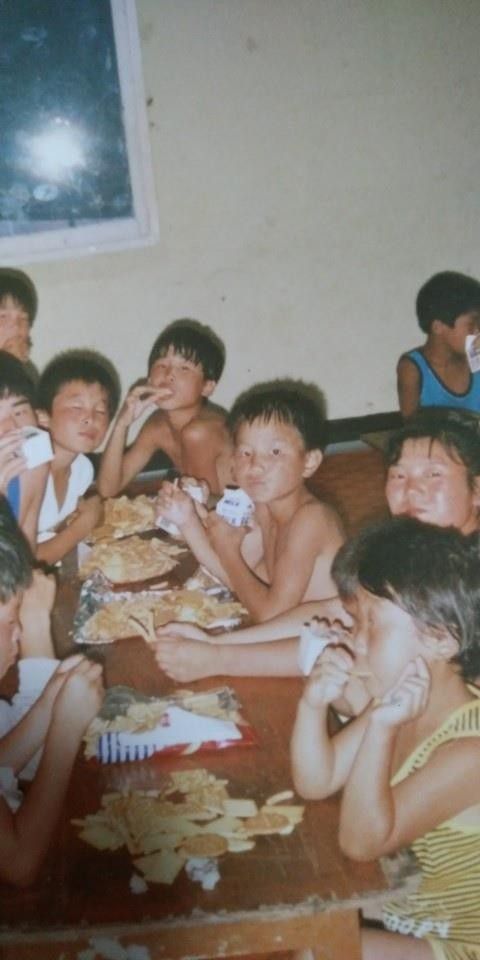 보육원에서 어린 시절 조윤환 대표(가운데)[본인 제공]