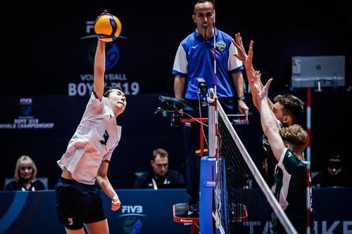 U-19 세계선수권에서 스파이크하는 방강호(왼쪽)[한국배구연맹 제공. 재판매 및 DB 금지]