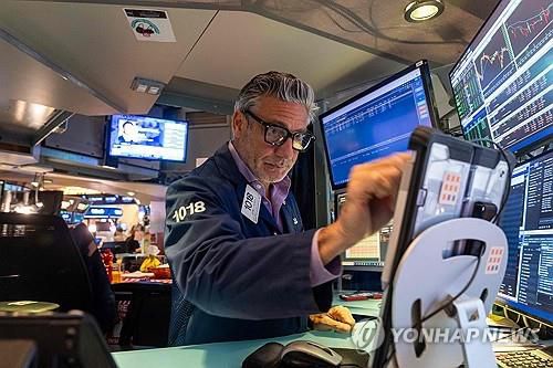 뉴욕증권거래소의 트레이더[AFP 연합뉴스 자료사진. 재판매 및 DB 금지]