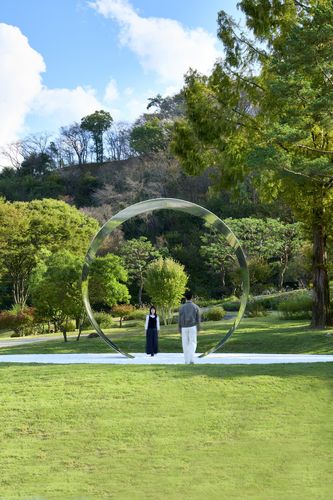 이우환 신작 '관계항-만남'호암미술관 산책로 '옛돌 정원'에 설치된 이우환 작가의 신작 '관계항-만남'. [호암미술관 제공. 재판매 및 DB 금지]