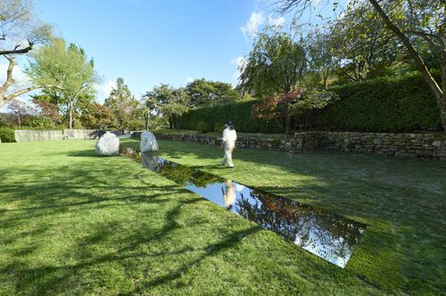 이우환 신작 '관계항-하늘길'호암미술관 산책로 '옛돌 정원'에 설치된 이우환 작가의 신작 '관계항-하늘길'. [호암미술관 제공. 재판매 및 DB 금지]