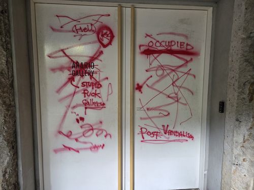 아라리오갤러리 서울 전시장 입구(서울=연합뉴스) 박의래 기자 = 인세인 박(45)의 개인전 '아방가르드는 포기하지 않는다'가 열리고 있는 서울 원서동 아라리오갤러리 서울 입구. 작가가 그라피티로 반달리즘을 표현해 놨다. 2025.10.27. laecorp@yna.co.kr