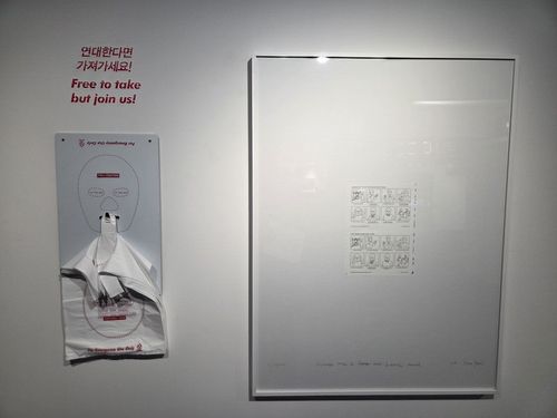 인세인 박 개인전작 '아마추어 반달러를 위한 일회용 마스크'(서울=연합뉴스) 박의래 기자 = 서울 원서동 아라리오갤러리 서울에 인세인 박 작 '아마추어 반달러를 위한 일회용 마스크'(왼쪽)와 사용설명서가 전시된 모습. 2025.10.27. laecorp@yna.co.kr