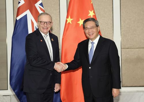 말레이시아 쿠알라룸푸르에서 만난 앨버니지 호주 총리(왼쪽)와 리창 중국 총리[출처: 중국 국무원 홈페이지]