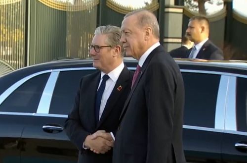 영국-튀르키예 정상회담(이스탄불=연합뉴스) 27일(현지시간) 오후 앙카라 대통령궁에서 키어 스타머 영국 총리(왼쪽)를 환영하고 있는 레제프 타이이프 에르도안 튀르키예 대통령. 2025.10.27 photo@yna.co.kr [튀르키예 대통령실 제공. 재판매 및 DB 금지]