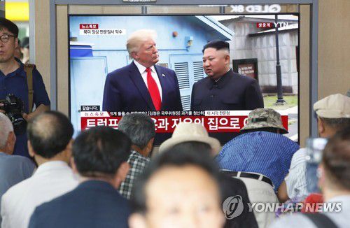 2019년 판문점에서 만난 도널드 트럼프 미국 대통령과 김정은 북한 국무위원장 [EPA 연합뉴스 자료사진. 재판매 및 DB 금지]