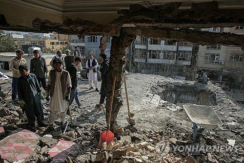파키스탄군의 아프가니스탄 카불 공습 현장[EPA 연합뉴스 자료사진. 재배포 및 판매 금지]