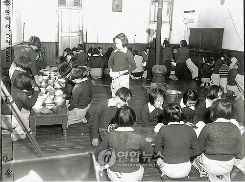1950년 식사하는 고아원 원생들[미국국립문서보관소 사진]