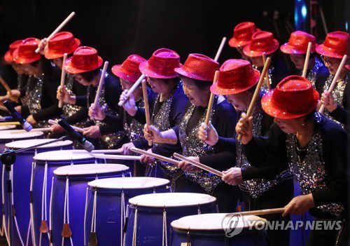 어르신들의 난타 공연 모습서울의 한 노인종합복지관 어르신들이 생활체육 경연대회에서 난타 공연을 펼치고 있다. [연합뉴스 사진]