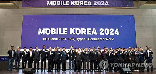 모바일 코리아 2024 개막식(서울=연합뉴스) 강도현 과학기술정보통신부 제2차관이 29일 오후 서울 강서구 LG사이언스파크에서 열린 '모바일 코리아 2024 개막식'에서 이상엽 6G포럼 대표의장(LG유플러스 CTO) 및 주요참석자들과 기념 촬영하고 있다. 2024.10.29 [과학기술정보통신부 제공. 재판매 및 DB 금지] photo@yna.co.kr