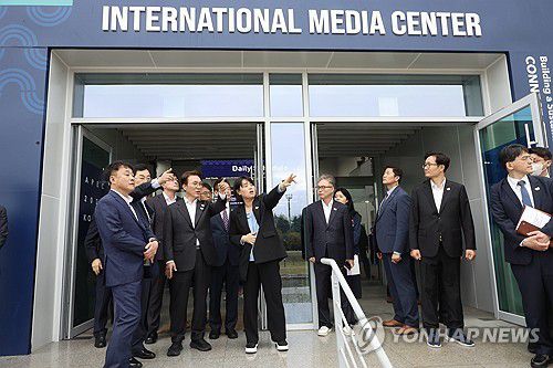 김민석 국무총리, APEC 정상회의 국제미디어센터(IMC) 시설 점검(서울=연합뉴스) 김민석 국무총리가 지난 23일 경상북도 경주시에 마련된 아시아ㆍ태평양경제협력체(APEC) 정상회의 국제미디어센터(IMC) 시설을 점검하고 있다. 2025.10.24 [총리실 제공. 재판매 및 DB금지] photo@yna.co.kr