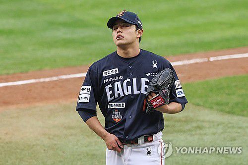 아쉬워하는 문동주(서울=연합뉴스) 서대연 기자 = 26일 서울 잠실야구장에서 열린 2025 프로야구 KBO리그 포스트시즌 한국시리즈 1차전 한화 이글스와 LG 트윈스의 경기.     5회말 1사 3루 송구 실책으로 한점을 내준 한화 선발투수 문동주가 아쉬워하고 있다. 2025.10.26 dwise@yna.co.kr