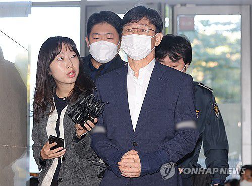 임성근 전 해병대 1사단장, 해병특검 출석(서울=연합뉴스) 류영석 기자 = 임성근 전 해병대 1사단장이 27일 서울 서초구 이명현 순직해병 특별검사팀에 피의자 신분으로 출석하고 있다. 2025.10.27 ondol@yna.co.kr