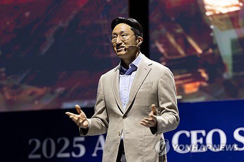 HD현대, 경주서 '퓨처 테크 포럼' 개최(서울=연합뉴스) 정기선 HD현대 회장이 27일 경북 경주시 경주엑스포대공원 문화센터 문무홀에서 열린 아시아태평양경제협력체(APEC) 최고경영자 서밋 '퓨처 테크 포럼: 조선'에서 기조연설하고 있다. 2025.10.27 [HD현대 제공. 재판매 및 DB 금지] photo@yna.co.kr