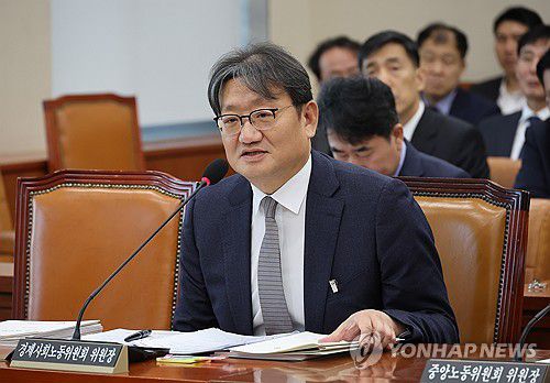 답변하는 권기섭 경제사회노동위원회 위원장(서울=연합뉴스) 박동주 기자 = 권기섭 경제사회노동위원회 위원장이 27일 서울 여의도 국회 기후에너지환경노동위원회에서 열린 중앙노동위원회와 최저임금위원회 등에 대한 국정감사에서 답변하고 있다. 2025.10.27 pdj6635@yna.co.kr