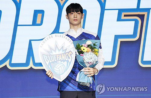 삼성화재에 1라운드 2순위 지명받은 이우진(서울=연합뉴스) 김성민 기자 = 27일 서울 강서구 메이필드 호텔에서 열린 '2025-2026 한국배구연맹(KOVO) 남자 신인선수 드래프트'에서 대전 삼성화재 블루팡스에 1라운드 2순위로 지명을 받은 이우진이 기념 촬영하고 있다. 2025.10.27 ksm7976@yna.co.kr