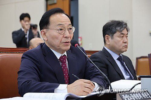 답변하는 김태기 중앙노동위원회 위원장(서울=연합뉴스) 박동주 기자 = 김태기 중앙노동위원회 위원장이 27일 서울 여의도 국회 기후에너지환경노동위원회에서 열린 중앙노동위원회와 최저임금위원회 등에 대한 국정감사에서 답변하고 있다. 2025.10.27 pdj6635@yna.co.kr