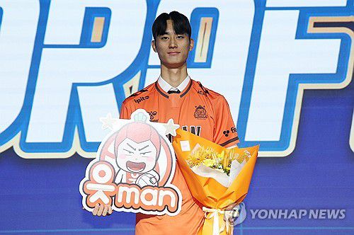 OK저축은행에 1라운드 3순위 지명받은 박인우(서울=연합뉴스) 김성민 기자 = 27일 서울 강서구 메이필드 호텔에서 열린 '2025-2026 한국배구연맹(KOVO) 남자 신인선수 드래프트'에서 부산 OK저축은행 읏맨에 1라운드 3순위로 지명을 받은 박인우가 기념촬영을 하고 있다. 2025.10.27 ksm7976@yna.co.kr