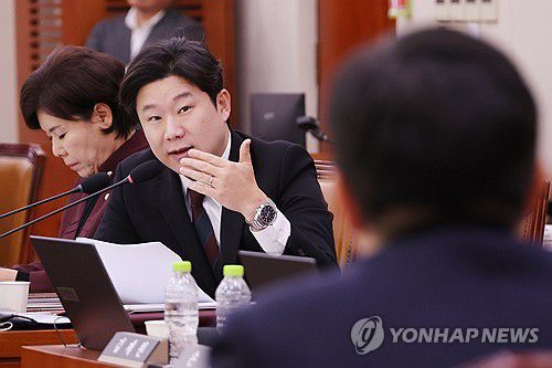 경기용 실탄 불법유통 추궁하는 진종오 의원(서울=연합뉴스) 김주성 기자 = 국민의힘 진종오 의원이 27일 서울 여의도 국회에서 열린 문화체육관광위원회의 대한체육회 등에 대한 국정감사에서 경기용 실탄 불법유통과 관련해 유승민 대한체육회장에게 질의하고 있다. 2025.10.27 utzza@yna.co.kr