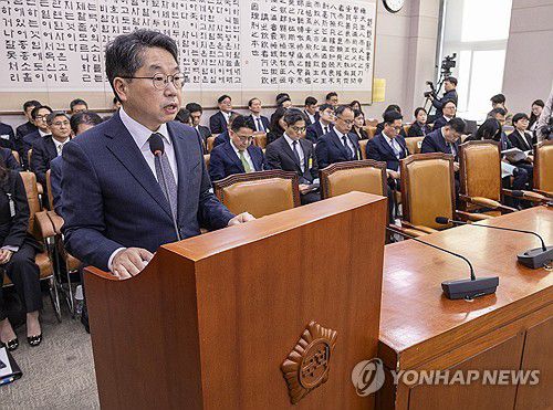 노만석 검찰총장 직무대행 기관 업무 보고(서울=연합뉴스) 황광모 기자 = 노만석 검찰총장 직무대행이 27일 서울 여의도 국회 법제사법위원회에서 열린 2025년 국정감사에서 기관 업무 보고를 하고 있다. 2025.10.27 hkmpooh@yna.co.kr