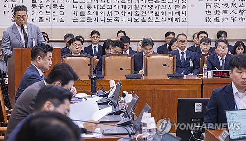 질의에 답하는 백해룡 경정(서울=연합뉴스) 황광모 기자 = 세관 마약수사 외압 의혹 관련해 합동수사팀에 파견된 백해룡 경정이 27일 서울 여의도 국회 법제사법위원회에서 열린 2025년 국정감사에서 의원 질의에 답하고 있다. 2025.10.27 hkmpooh@yna.co.kr