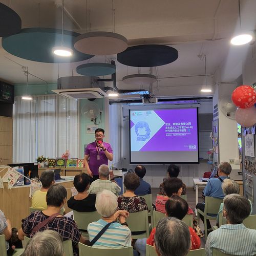 생성형 AI 실습을 지켜보는 어르신들(싱가포르=연합뉴스) 싱가포르 부킷 메라 노인복지센터에서 지난 8월 28일 열린 생성형 AI 워크숍 참석자들이 SDO 디지털 대사의 강연을 듣고 있다. 2025.10.28 runran@yna.co.kr [재판매 및 DB 금지]