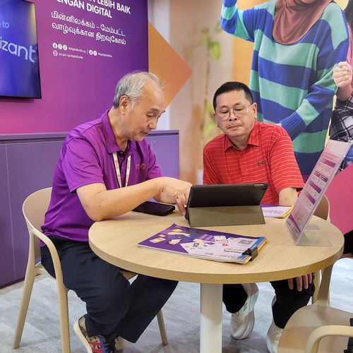 디지털 기기 사용법을 안내하는 '디지털 대사'(싱가포르=연합뉴스) 현혜란 기자 = SG 디지털 사무국(SDO) 소속 디지털 대사 데이비드 리(68·왼쪽) 씨가 지난 8월 28일 베독 커뮤니티 허브에서 생성형 AI 워크숍 수강생 레너드 푼(58) 씨에게 디지털 기기 사용법을 안내하고 있다. 2025.10.28 runran@yna.co.kr [재판매 및 DB 금지]