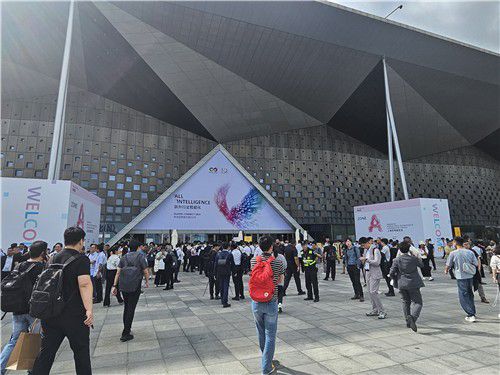 화웨이의 최대 기술 전시회 '화웨이 커텍트 2025'(상하이=연합뉴스) 조성미 기자 = 중국의 인공지능(AI)·디지털 기술을 대표하는 기업 화웨이가 지난 9월 18일 상하이에서 연 최대 기술 전시회 '화웨이 커텍트 2025'에 관람객들이 입장하고 있다. 2025.10.28 csm@yna.co.kr