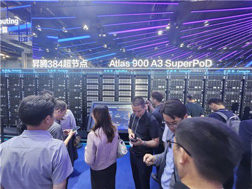 화웨이 커텍트 2025에서 전시된 '아틀라스 900 A3 슈퍼팟' (상하이=연합뉴스) 조성미 기자 = 화웨이 커텍트 2025에 화웨이의 최신 칩 어센드 910C 384개를 초고속으로 연결한 대규모 컴퓨팅 클러스터 '아틀라스 900 A3 슈퍼팟'이 전시되고 있다. 2025.10.28 csm@yna.co.kr