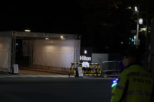 힐튼호텔 주변 순찰하는 경찰 (경주=연합뉴스) 박세진 기자 = 도널드 트럼프 미국 대통령 방한을 하루 앞둔 28일 아시아태평양경제협력체(APEC) 정상회의장 인근인 경북 경주 힐튼호텔 앞에서 경찰이 순찰하고 있다. 이곳에서 트럼프 대통령이 방한해 숙박할 것으로 알려졌다. 2025.10.28 psik@yna.co.kr