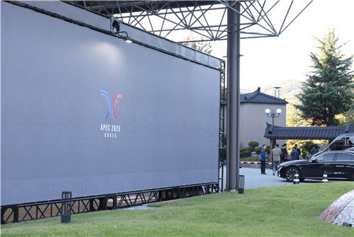 대형 가림막 설치된 코오롱호텔  (경주=연합뉴스) 박세진 기자 = 2025 경주 아시아태평양경제협력체(APEC) 주간 둘째 날인 28일 경북 경주 코오롱호텔 로비로 들어가는 주 출입문 앞에 대형 가림막이 설치돼 있다. 이 호텔에서는 시진핑 중국 국가주석이 방한한 뒤 숙박할 것으로 알려졌다. 2025.10.28 psjpsj@yna.co.kr