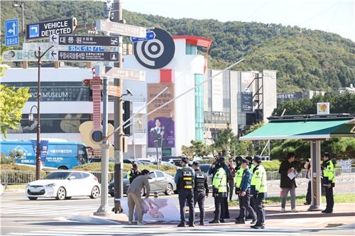 'APEC 정상회의장 앞 기습 1인 시위' (경주=연합뉴스) 박세진 기자 = 28일 2025 경주 아시아태평양경제협력체(APEC) 정상회의장 앞에서 미국 정부의 무역 정책을 비판하는 내용과 트럼프 미국 대통령의 모습이 담긴 현수막을 펼치며 기습 1인 시위를 한 이제석 이제석광고연구소 대표가 경찰에 제지당하고 있다. 2025.10.28 psjpsj@yna.co.kr