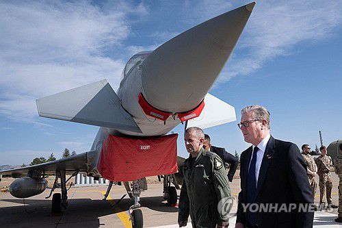 영국, 유로파이터 튀르키예에 공급키로(AFP 앙카라=연합뉴스) 27일(현지시간) 오후 키어 스타머 영국 총리가 튀르키예 공군기지에서 영국군 유로파이터 타이푼 전투기를 지나며 걷고 있다. 2025.10.27 photo@yna.co.kr