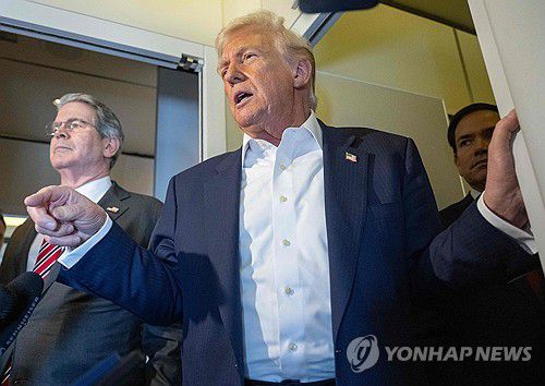 대통령 전용기 에어포스원에서 취재진과 질답하는 도널드 트럼프 미국 대통령[AFP=연합뉴스. 재판매 및 DB 금지]