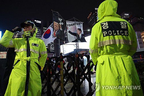 명동 진입로는 차단(서울=연합뉴스) 신준희 기자 = 19일 오후 명동 주한중국대사관 인근에서 경찰이 반중 시위대의 명동 진입을 막는 바리케이드를 치고 있다.             김민석 국무총리는 이날 일부 반중 집회에 대해 "필요시 '집회 및 시위에 관한 법률'과 '경찰관직무집행법' 등에 따라 강력하게 조치하라"고 지시했다. 2025.9.19 hama@yna.co.kr