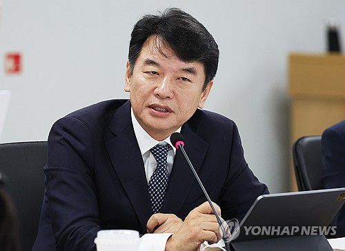 질의하는 문진석 의원(수원=연합뉴스) 홍기원 기자 = 20일 경기도 수원시 영통구 경기도청에서 열린 국회 국토교통위원회의 경기도에 대한 국정감사에서 더불어민주당 문진석 의원이 질의하고 있다. 2025.10.20 xanadu@yna.co.kr