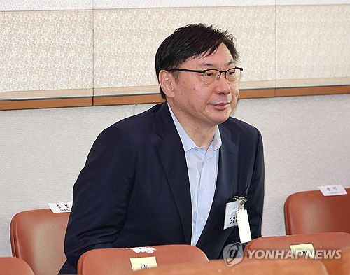 법사위 국정감사 출석하는 이화영 전 경기 평화부지사(서울=연합뉴스) 류영석 기자 = 이화영 전 경기도 평화부지사가 23일 국회 법제사법위원회에서 열린 2025년 국정감사에 출석하고 있다. 2025.10.23 ondol@yna.co.kr