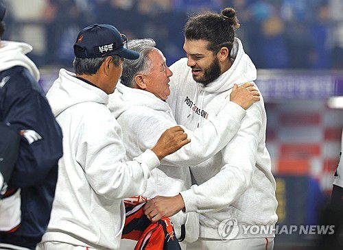 포옹하는 폰세-김경문 감독(대전=연합뉴스) 류영석 기자 = 24일 대전한화생명볼파크에서 열린 2025 프로야구 KBO리그 포스트시즌 플레이오프 5차전 삼성 라이온즈와 한화 이글스의 경기.     경기에서 승리한 한화 선발 투수 폰세와 김경문 감독이 포옹을 하고 있다. 2025.10.24 ondol@yna.co.kr