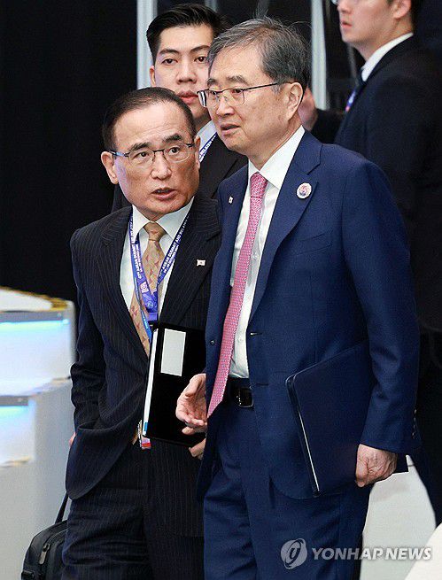 한-아세안 정상회의, 조현 장관과 위성락 안보실장(쿠알라룸푸르=연합뉴스) 한상균 기자 = 조현 외교부 장관과 위성락 국가안보실장이 27일 말레이시아 쿠알라룸푸르 컨벤션센터에서 열린 한-아세안 정상회의에 입장하고 있다. 2025.10.27 xyz@yna.co.kr